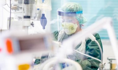 O pacientă a murit după ce a fost dezintubată din greșeală de un brancardier