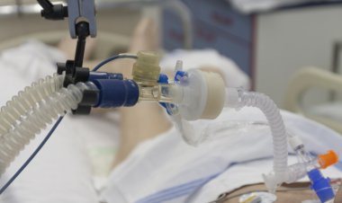Brancardierul care a detubat din greșeală o pacientă a fost reținut pentru 24 de ore