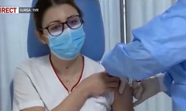 Mihaela Anghel, asistentă medicală, este prima persoană din România vaccinată anti-COVID
