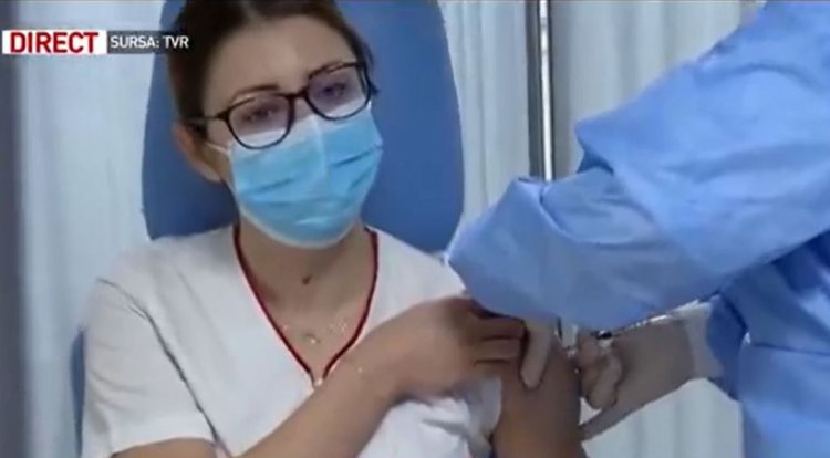 Mihaela Anghel, asistentă medicală, este prima persoană din România vaccinată anti-COVID