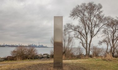 Un alt monolit a fost descoperit în Toronto