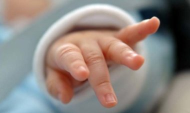 Medicii au declarat un bebeluș mort din greșeală. L-au băgat în congelator, el fiind încă în viață