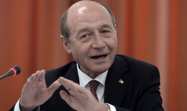 Băsescu: Când toate ţările înăspresc restricţiile anti-COVID, noi trecem la relaxare. Cred că ne-am grăbit