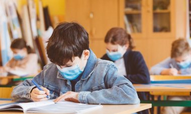 Sorin Cîmpeanu: Elevii vor sta doi în bancă, cu mască de protecţie obligatorie