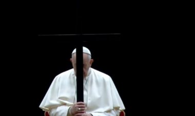 Papa Francisc, procesiune de Drumul Crucii în Piaţa Sfântul Petru, doar cu câţiva oameni şi copii