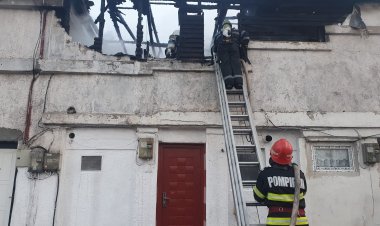 Pompierii au scos din flăcări un bărbat şi o femeie, la Constanţa, unde au luat foc două imobile