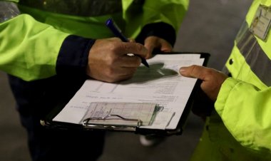 Amendă dacă ascultă muzică sau se uită în telefon când traversează