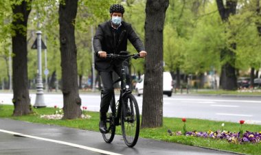 Iohannis a ajuns cu bicicleta la Cotroceni: E sănătos, te miști mult mai ușor în trafic.