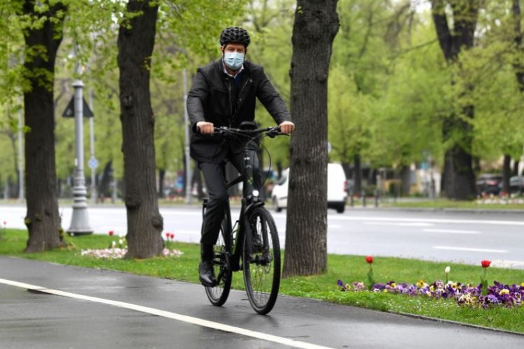 Iohannis a ajuns cu bicicleta la Cotroceni: E sănătos, te miști mult mai ușor în trafic.