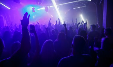 Cluburile și restaurantele pot primi mai mulți oameni dacă sunt vaccinați