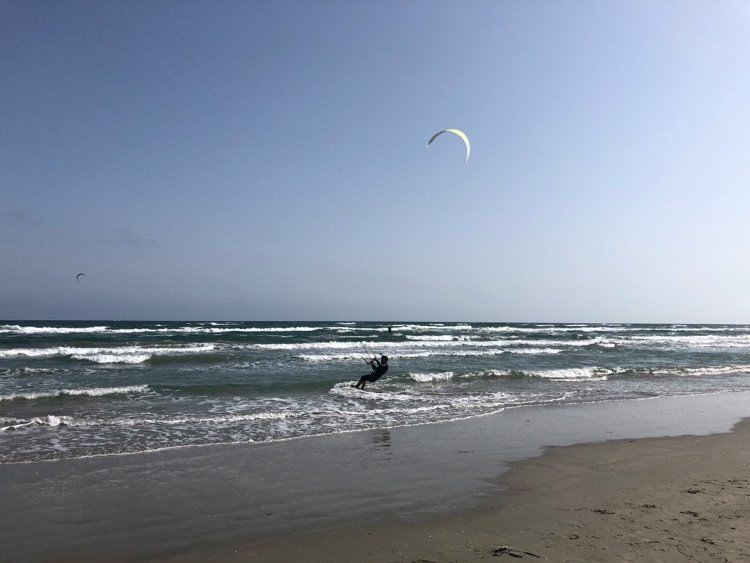 Un tânăr care făcea kitesurfing, a murit la Neptun