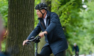 Iohannis: Bicicliștii împart banda cu automobiliști. Cei mai vulnerabili sunt pietonii şi bicicliştii