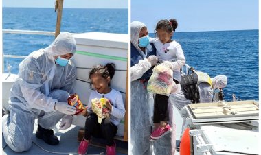 Zâmbetul fetiţei din mijlocul apelor - fetiță afgană salvată de polițiștii români din Marea Mediterană