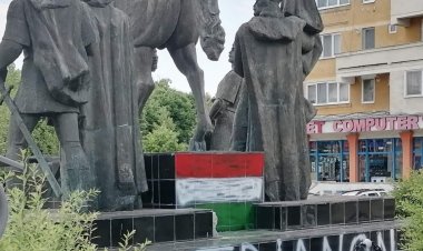 Statuia lui Mihai Viteazul din Sfântu Gheorghe, vopsită în culorile Ungariei
