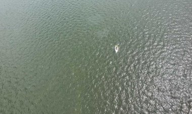 Un velier cu trei persoane s-a răsturnat pe lacul Siutghiol