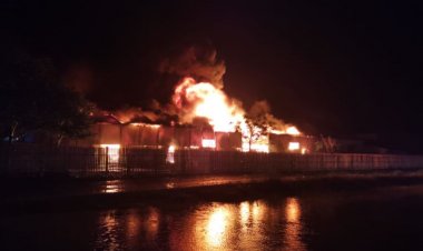 Incendiu violent la un depozit de mase plastice din Bârlad