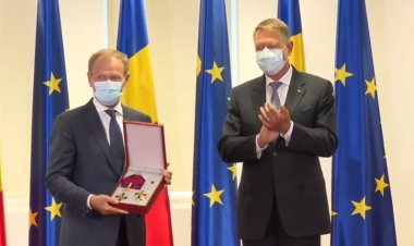 Iohannis l-a decorat pe Donald Tusk: Un suporter activ al proiectului european și un prieten al României