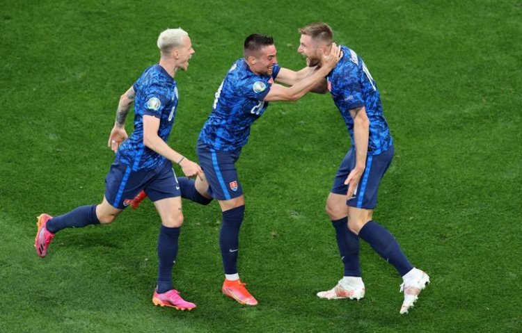 Slovacia, victorioasă în faţa Poloniei cu 2-1. Hațegan a arătat primul cartonaș roșu de la Euro 2020