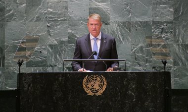 Iohannis spune că vaccinarea va trebui să devină obligatorie pentru anumite categorii din domenii esenţiale