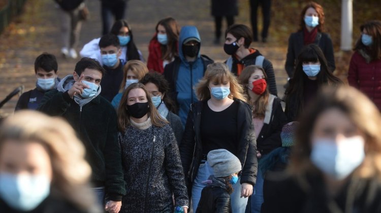 Noile restricții anti-Covid: De vineri, masca devine obligatorie în aer liber, pentru nevaccinați