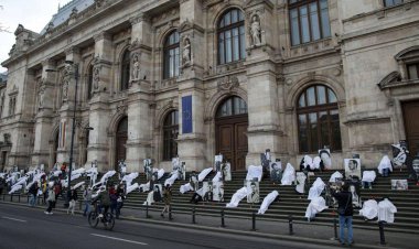 6 ani de la tragedia Colectiv, marcați cu un protest pe treptele Curții de Apel din București - FOTO