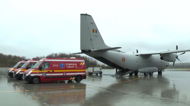 Patru pacienţi cu COVID-19, transportaţi în Italia, cu o aeronavă militară