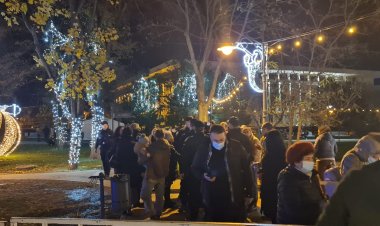Scandal la Târgul de Crăciun din Constanţa. Mai multe persoane nevacinate au forțat intrarea