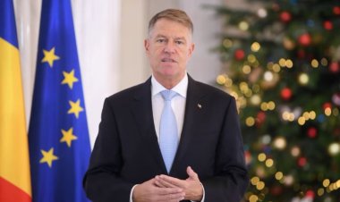 Iohannis le mulţumeşte românilor pentru sacrificiile făcute, exprimându-şi speranţa că anul 2022 va însemna revenirea la normalitate