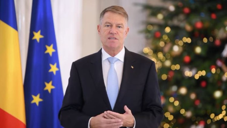 Iohannis le mulţumeşte românilor pentru sacrificiile făcute, exprimându-şi speranţa că anul 2022 va însemna revenirea la normalitate