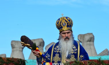 Arhiepiscopia Tomisului pregăteşte pentru Bobotează 150.000 de sticle cu agheasmă