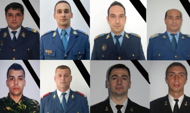 Cei opt militari decedaţi în accidentele aviatice din Dobrogea - decoraţi post-mortem de Klaus Iohannis
