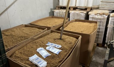 Fabrică clandestină de țigări descoperită în Buzău