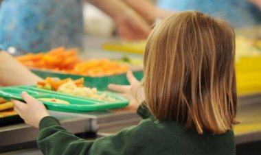 Preșcolarii și elevii vor primi mâncare în valoare de 15 de lei pe zi, în anul școlar 2022-2023