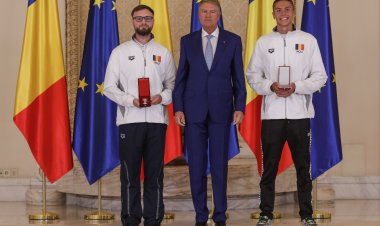 David Popovici şi antrenorul său, decoraţi; Iohannis: Performanța se construiește prin ani de muncă. Fac apel la autorități să se implice.