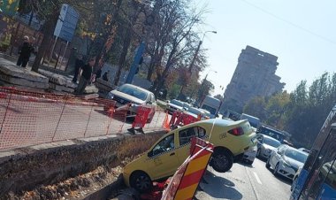 Un taximetru fără șofer a ajuns într-un șant de pe un bulevard din Constanța