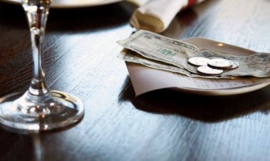 Reglementarea bacşişului aduce beneficii consumatorilor, angajaţilor din HoReCa şi economiei