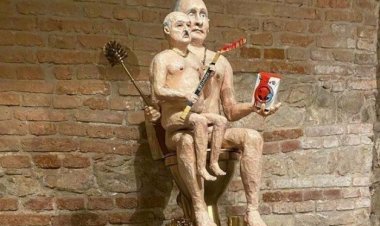 O sculptură cu Putin gol stând pe WC și cu Lukașenko în brațe, scoasă la licitație pentru a cumpăra o dronă
