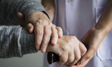 Bătrâna batjocorită la spitalul din Craiova a murit