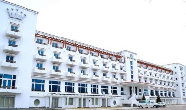 Hotelul Rex din Mamaia a fost scos la vânzare. Gigi Becali şi-a retras oferta de 10 milioane de euro
