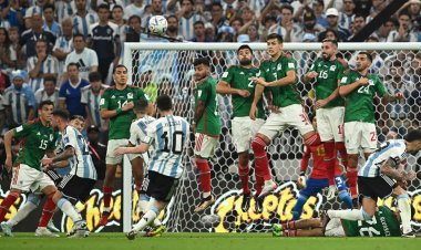 Argentina învinge Mexicul cu 2-0 şi rămâne în cursă pentru optimi