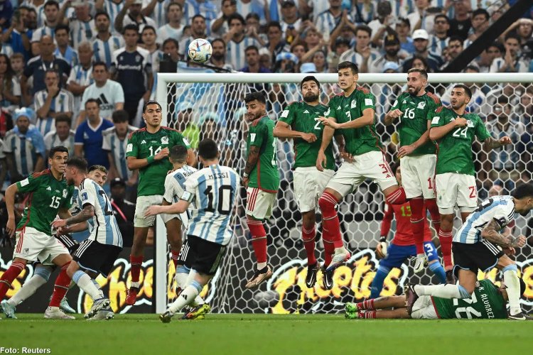 Argentina învinge Mexicul cu 2-0 şi rămâne în cursă pentru optimi