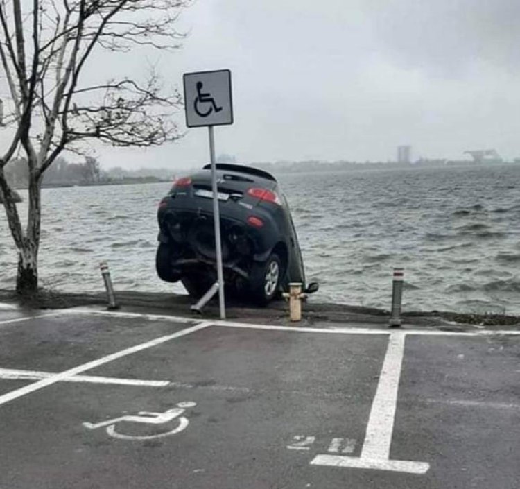 Un autoturism a plonjat în Lacul Tăbăcărie