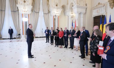 Medici, profesori şi economişti, decoraţi de peşedintele Iohannis