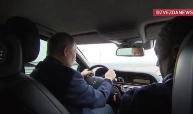 Putin a condus un autoturism pe podul restaurat care leagă Crimeea de Rusia