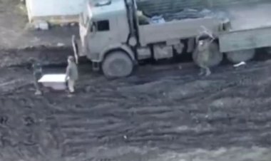 Filmulețe cu soldații ruși care fură o cadă și găinile ucrainenilor