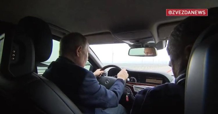 Putin a condus un autoturism pe podul restaurat care leagă Crimeea de Rusia
