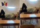 Un profesor întins pe catedră și întrebat de eleve dacă vrea un masaj