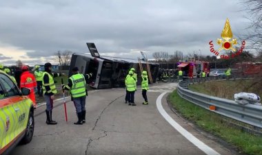Un autocar cu 52 de români la bord s-a răsturnat în Italia