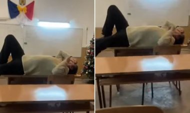 Un profesor întins pe catedră și întrebat de eleve dacă vrea un masaj