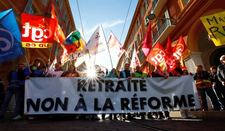 Guvernul Franţei a adoptat reforma pensiilor, în ciuda protestelor